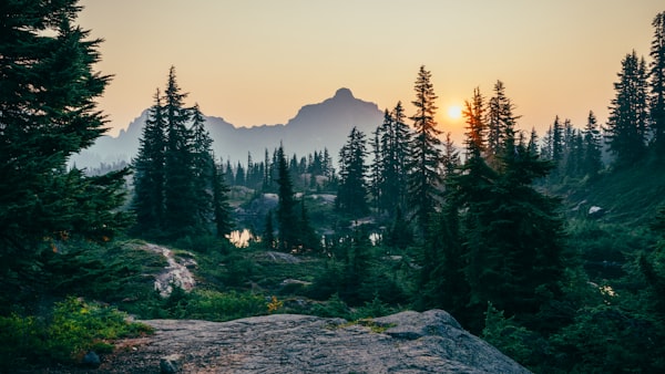青山绿水间的自然风景